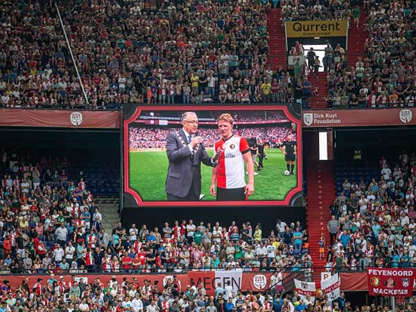 האצטדיון ברוטרדם מלא לכבודו של הכוכב המקומי. (getty)