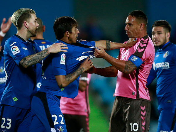 בכחול: דמיאן סוארס בפוזה אופיינית (getty)