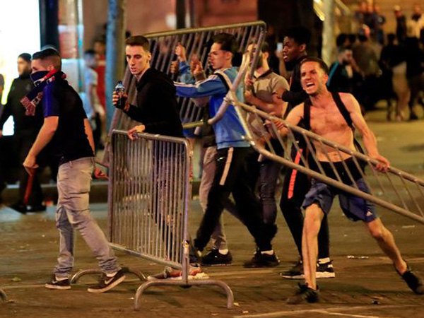 משמחה חסרת גבולות, הקהל הפך עצבני מאוד בעימות הקשה