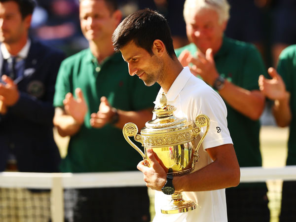 מגיע לו. ג'וקוביץ' עם הגביע (getty)