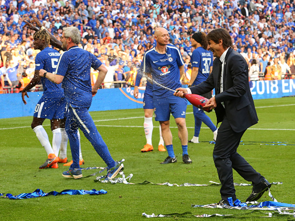 תואר בכל עונה עם צ'לסי. קונטה בדרך למילאן (getty)