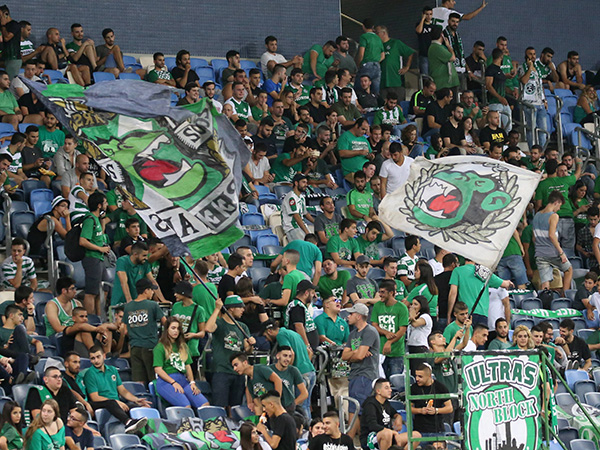 אוהדי חיפה. לא נתנו לשחקנים להודות להם (יוסי שקל)