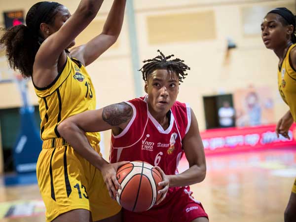 איסה בויד חופרת בהגנה (עודד קרני, באדיבות מנהלת ליגת העל לנשים)