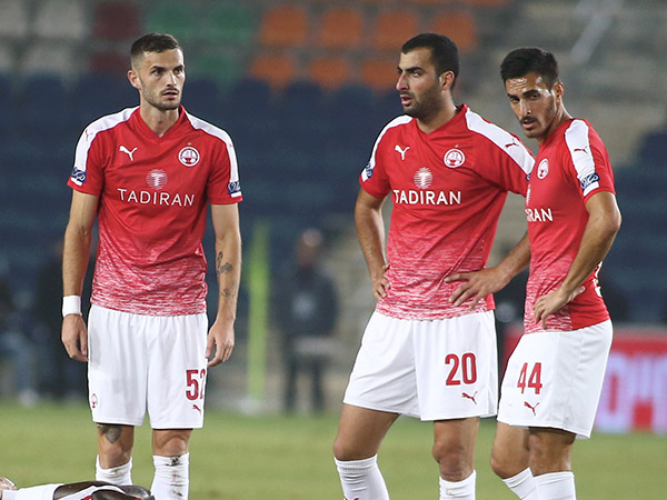 במשך חצי שעה שתי הקבוצות התקשו לחבר שלוש מסירות (אלן שיבר)