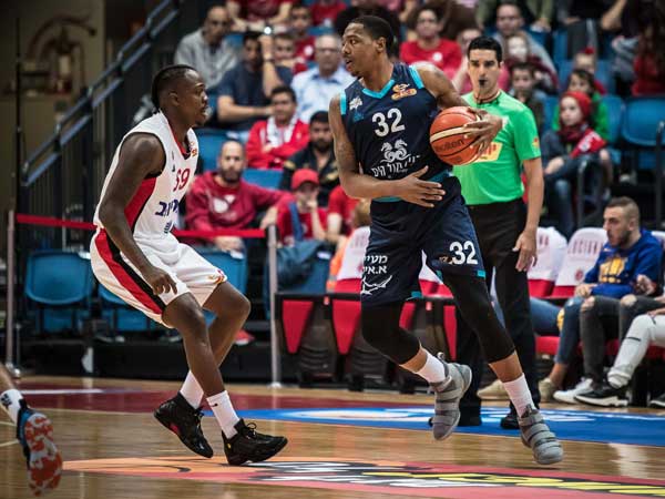 "ניצחון קבוצתי". סמית' (מימין) (מנהלת הליגה)