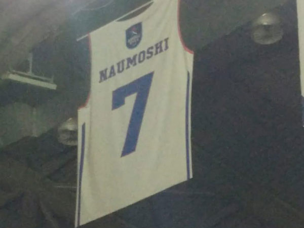 זכר קטן לעבר. הגופיה של נאומסקי תלויה על תקרת האולם