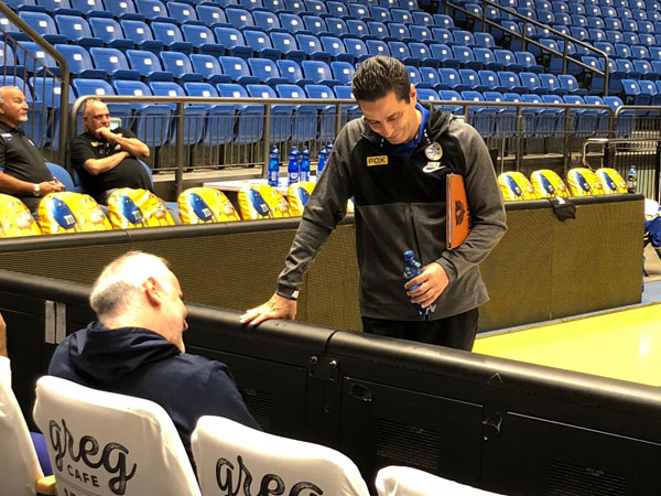 ספרופולוס מחליף חוויות עם הסקאוט של אינדיאנה