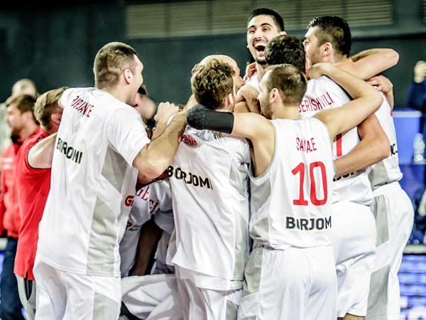 שחקני גאורגיה בטירוף אחרי המשחק המותח (FIBA)