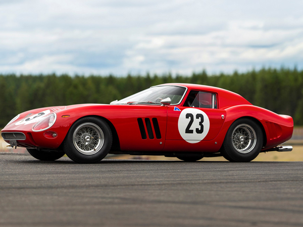 במקום הראשון: המכונית היקרה ביותר בעולם - פרארי 250 GTO מ-1962 שנמכרה בארה"ב תמורת 48.4 מיליון דולר - שיא של כל הזמנים. פרארי יצרה רק 36 יחידות שלה והדגם שנמסר עם מנוע V12 היה רכב האימונים של נהג המירוצים האגדי פיל היל (צילום:RM Sotheby’s)