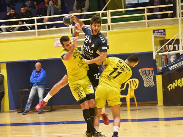 רם טורקניץ מעל שחקני מוצקין (צילום: חן קלדרון, מכבי ראשל"צ)