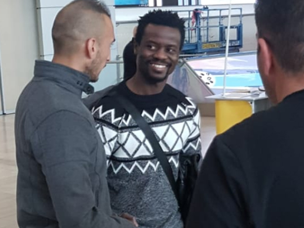 עלה על טיסה מאוחרת. אנאן לאחר הנחיתה