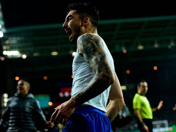 טלס בטירוף אחר שער הניצחון (MIGUEL RIOPA/AFP/Getty Images)