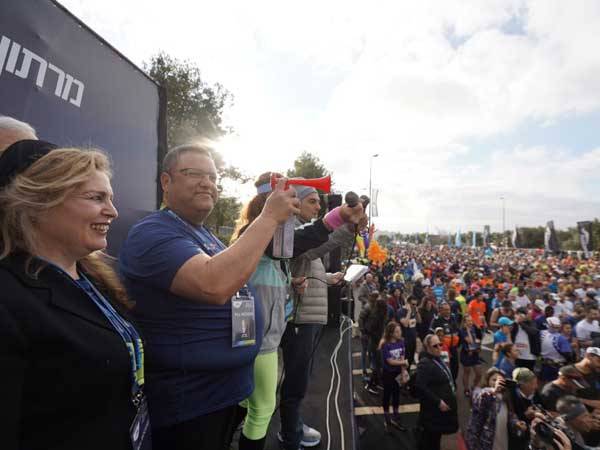 ראש העיר משה ליאון מזנק (באדיבות דוברות ירושלים)