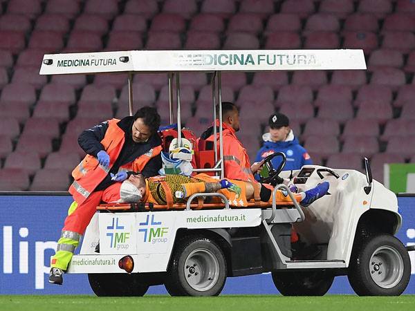 נאלץ לצאת החוצה עם טיפול רפואי. אוספינה (Photo by Francesco Pecoraro/Getty Images)