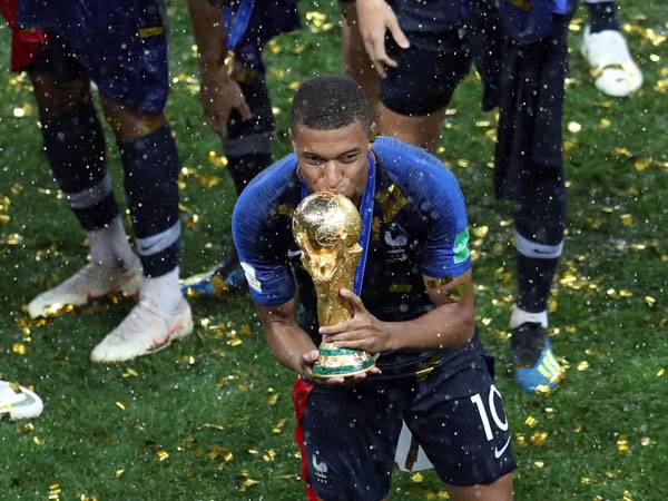 ימשיכו לחגוג ביורו? אמבפה עם הגביע (getty)