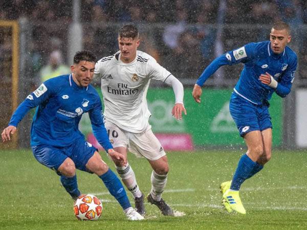 אלמקייס (מימין). הישג ענק