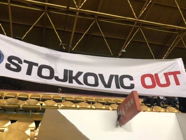 מחאת האוהדים נגד המאמן סטויקוביץ' (טוויטר)