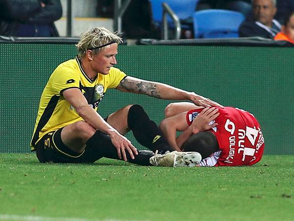 חושש להחמיר את המתיחה. שהר (אלן שיבר)