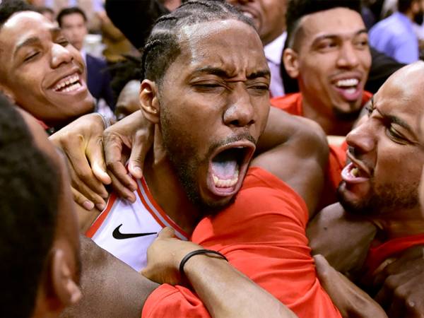 וואו. קוואי קולע מעל אמביד (צילום: Jesse D. Garrabrant/NBAE via Getty Images)