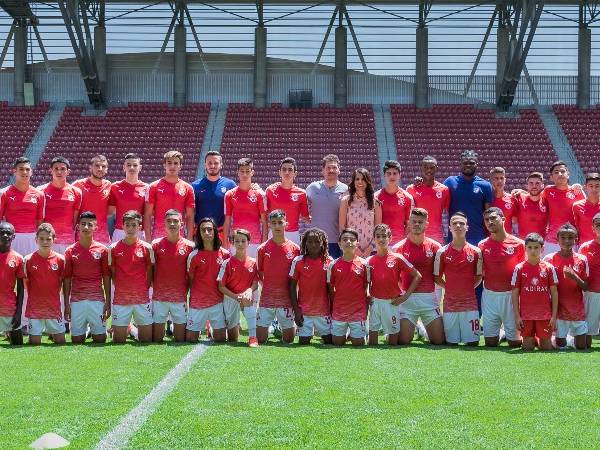 אנשי אתלטיקו וב"ש בתמונה קבוצתית (האתר הרשמי של הפועל ב"ש)