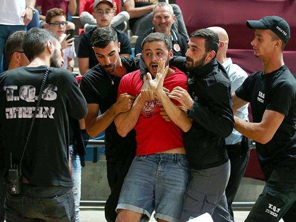 אוהד הפועל שעוכב הערב בדרבי (צילום: אלן שיבר)