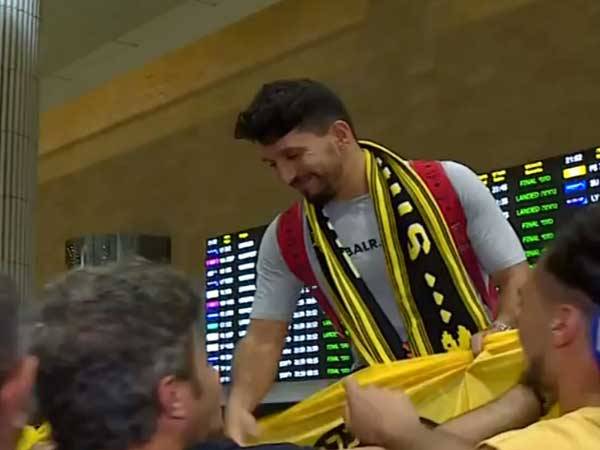 כהן מונף על ידי האוהדים