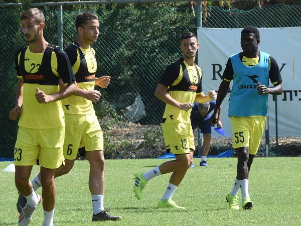 שחקני בית"ר ומוחמד באימון (אייל ספקטור)