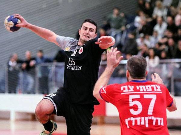 "רוצה להודות להפועל אשדוד". כהן במדי האלופה (צילום: הדר ואן קולא, איגוד הכדוריד)