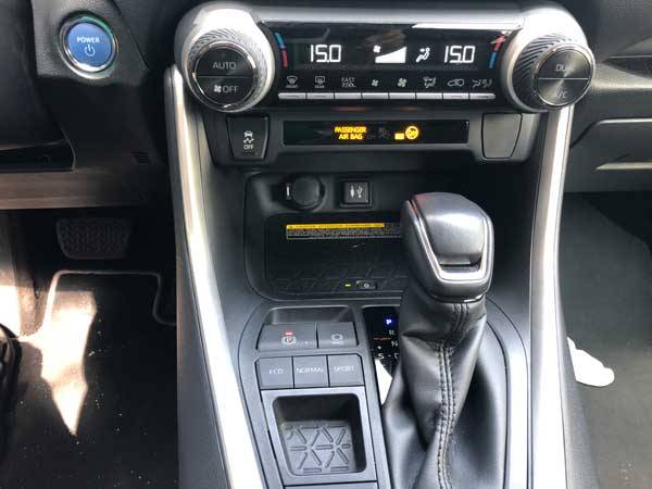 עיצוב נקי למדי עם ויש גם מטען אלחוטי (אייל אברהמי)