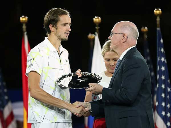מדבדב, הרבה מאד כבוד אחרי הקרב הזה (getty)