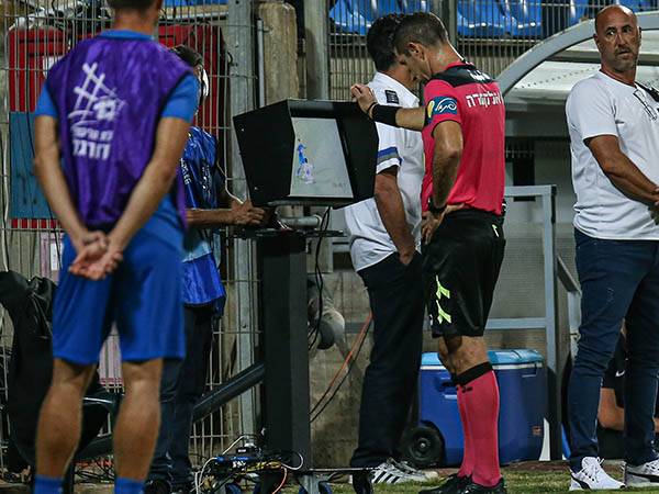 טעה לרעתה של ק"ש. שמואלביץ' בודק ב-VAR (צילום: אנצ'ו גוש, סוכנות ג'יני)