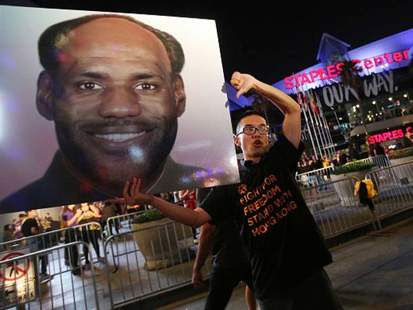 שלט נגד לברון ב-LA (צילום: Cole Burston/Getty Images)