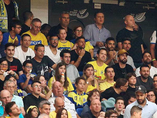 גם שחקני קבוצת הכדורגל של מכבי ת"א הגיעו לתמוך (אלן שיבר)