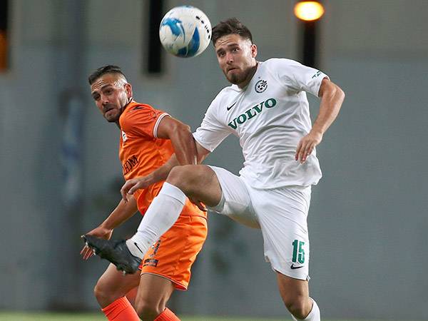 יפתח לצד סיינסבורי. ארד (אלן שיבר)