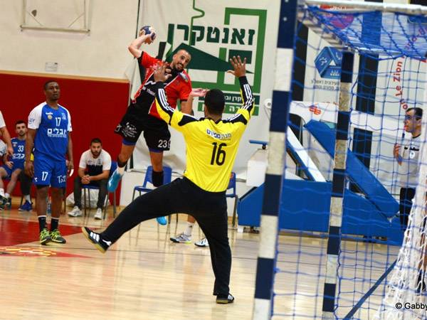 עוז חממי הערב מול אור כנעני במפגש בין הפועל ראשל"צ לחולון (גבי אלאלוף)