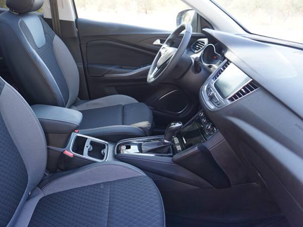 המושבים קשים וחסרים תמיכה למעלה וגם למטה