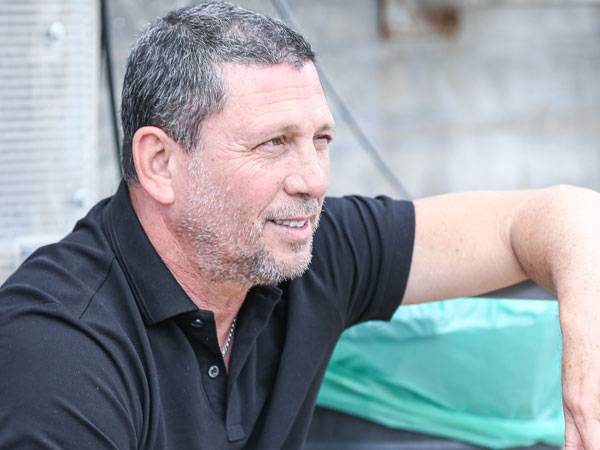 משחק בית ראשון כמאמן הפועל ת"א. קלינגר (מאור אלקסלסי)