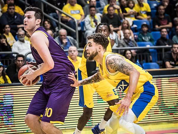 "היה קשה לעמוד מול הקצב של מכבי". פניני מול ווילבקין (צילום: עודד קרני)