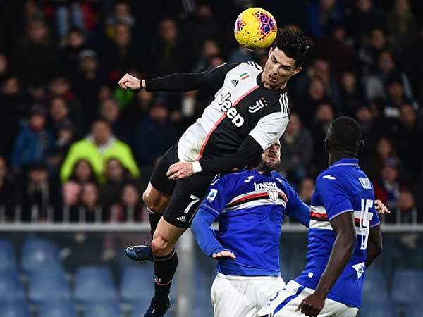 רונאלדו במהלך הנגיחה שקבעה 1:2 (getty)