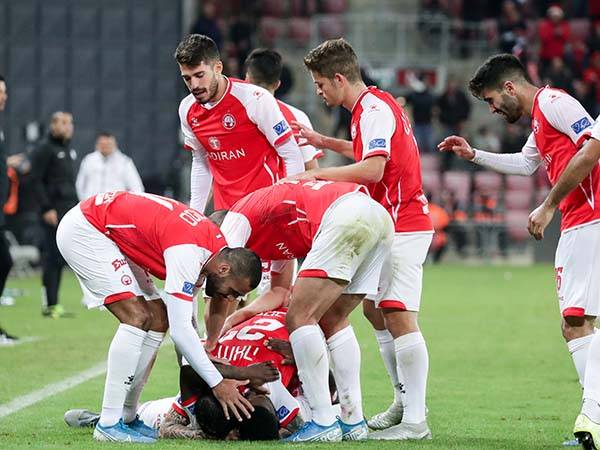 סוף סוף חוגגים. ב"ש (צילום: דני מרון)