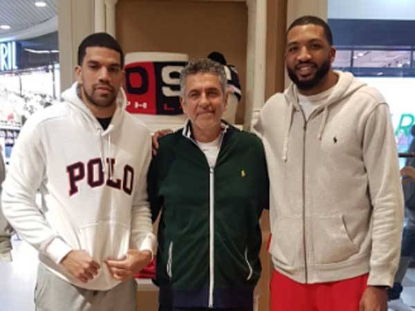 שחקני י-ם עם יוסי אירני, בעלי מותג האופנה היוקרתי