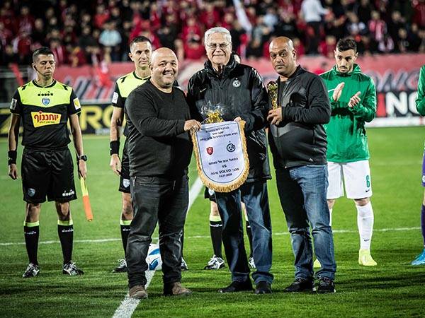 שחר זוכה לכבוד (עודד קרני)