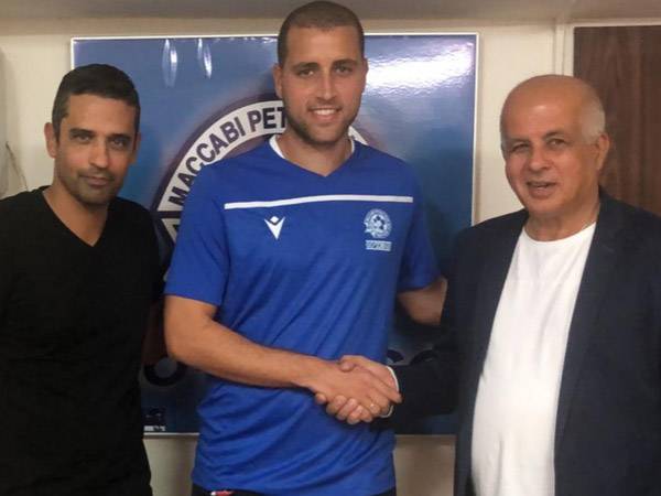 מעמד החתימה של אבו. (באדיבות מכבי פ"ת)