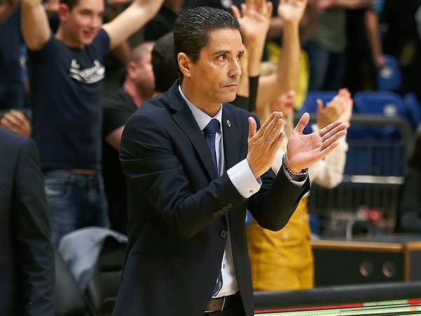 הקורבן הבא בהיכל, ריאל? ספרופולוס (אלן שיבר)