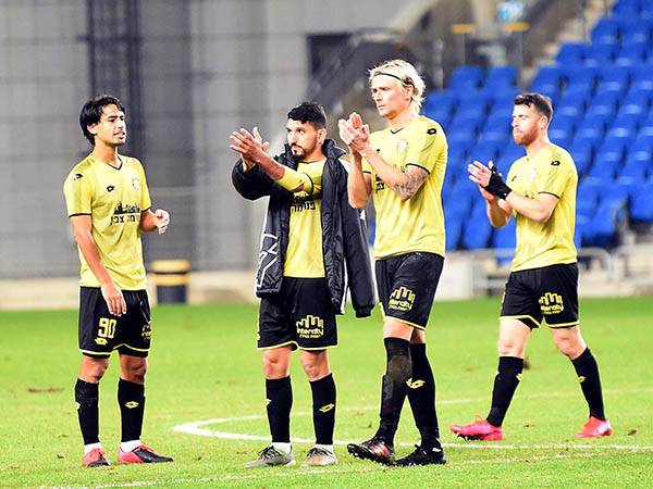 שחקני נתניה חגגו עם המאמנים בסיום (צילום: ברני ארדוב)