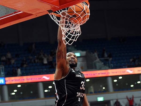 תומאס. נתן אות לחגיגות (ברני ארדוב)