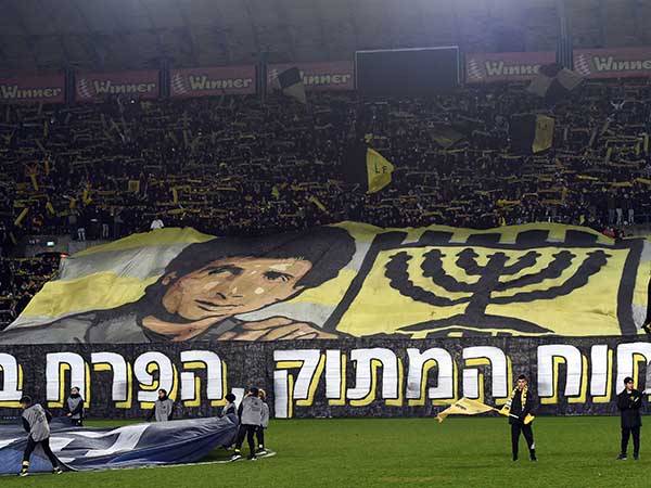 אוהדי בית"ר. יתמכו במשך 90 דקות? (ברני ארדוב)
