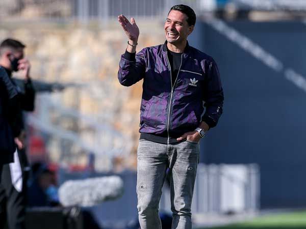 שלומי דורה מחייך בפתיחת המשחק. מאמנה של כפר קאסם ישמור על הרוח גם בסיום? (צילום: מאור אלקסלסי)