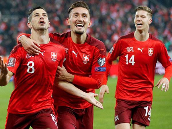 ארבעה מבקיעים, ארבעה שערים. שחקני שווייץ חוגגים עם רמו פרוילר (Getty)