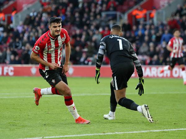 אלחנדרו ברויה חוגג. ניצל טעויות קשות של השחפים (Getty)